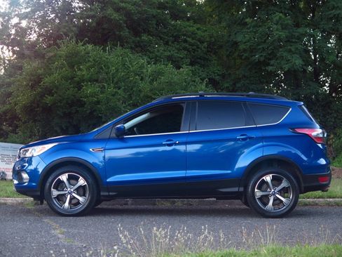 Used 2017 Ford Escape SE w/ Equipment Group 201A AWD/4WD image 2