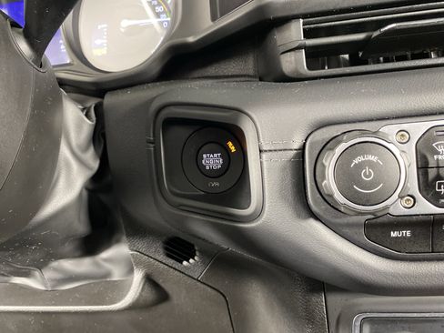 Used 2025 Jeep Wrangler Sahara image 25