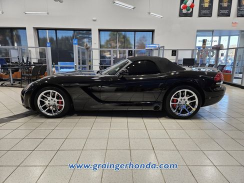 Used 2005 Dodge Viper SRT-10 image 2