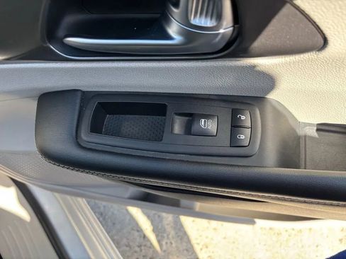 Used 2023 Chrysler Pacifica Touring-L FWD image 19