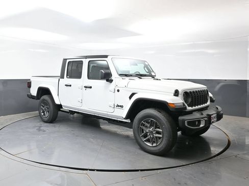 New 2026 Jeep Gladiator Sport AWD/4WD image 3