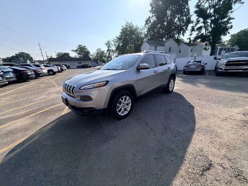 Used 2016 Jeep Cherokee Latitude AWD/4WD image 33
