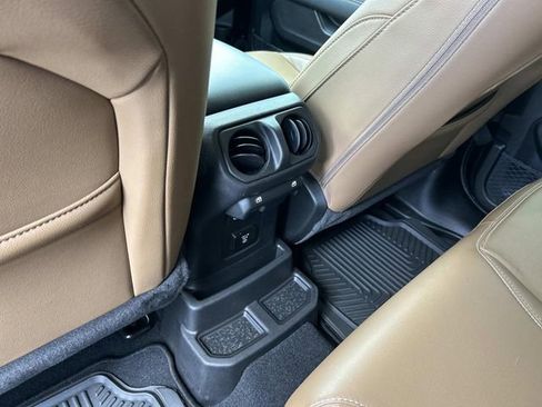 Used 2022 Jeep Wrangler Unlimited Sahara w/ Cold Weather Group AWD/4WD image 18