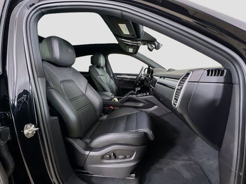 Used 2022 Porsche Cayenne Platinum Edition w/ Premium Package Plus image 30