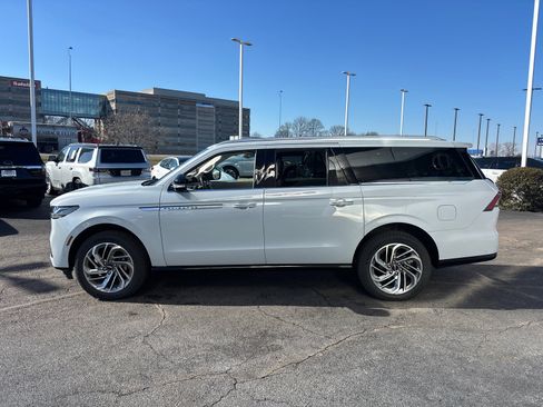 New 2025 Lincoln Navigator L Reserve image 4