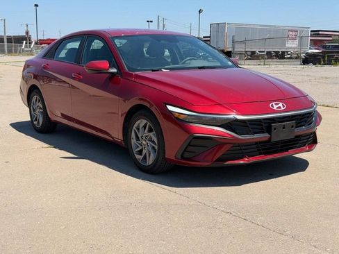 Used 2024 Hyundai Elantra SEL FWD image 1