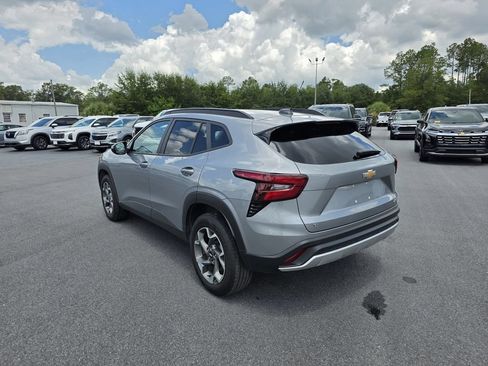 Used 2025 Chevrolet Trax LT FWD image 3