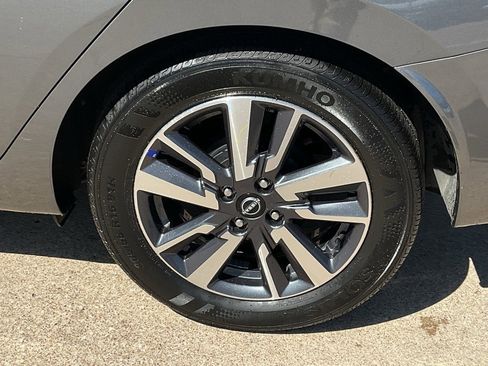 Used 2025 Nissan Versa SV image 8