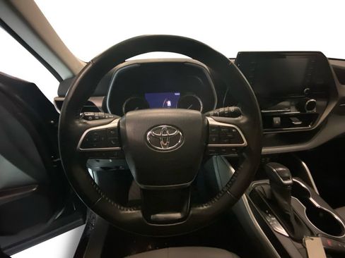 Used 2022 Toyota Highlander XLE AWD/4WD image 12
