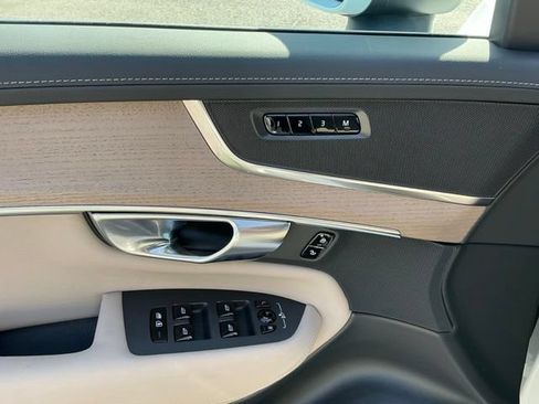 Certified 2025 Volvo XC90 B5 Core AWD/4WD image 11