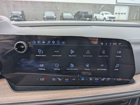 Used 2025 Chevrolet Suburban High Country AWD/4WD image 17