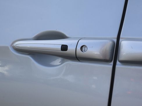 Used 2023 Chrysler Pacifica Touring-L image 19