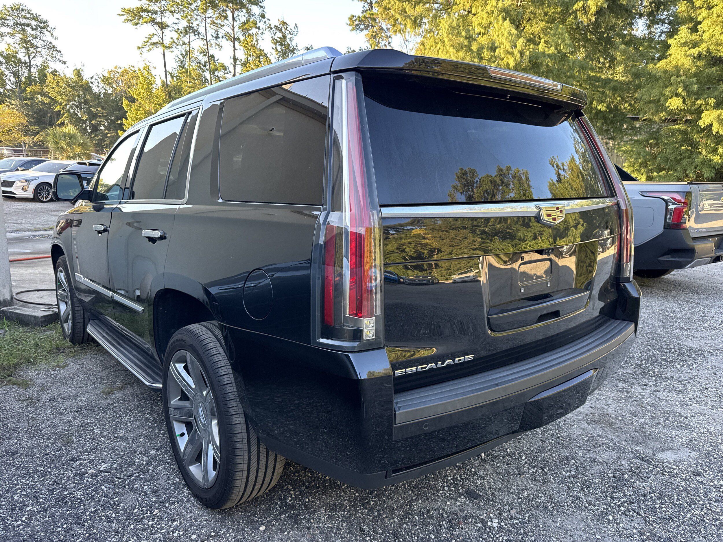 Used 2019 Cadillac Escalade Luxury AWD/4WD image 3