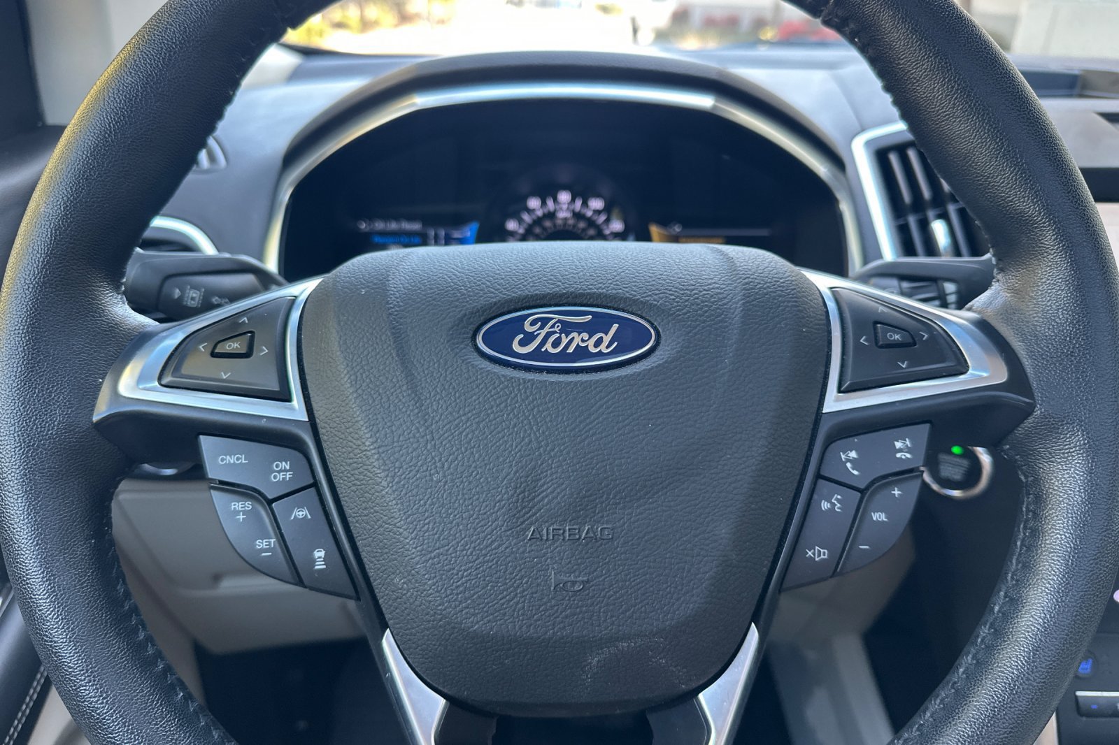 Used 2020 Ford Edge Titanium FWD image 34