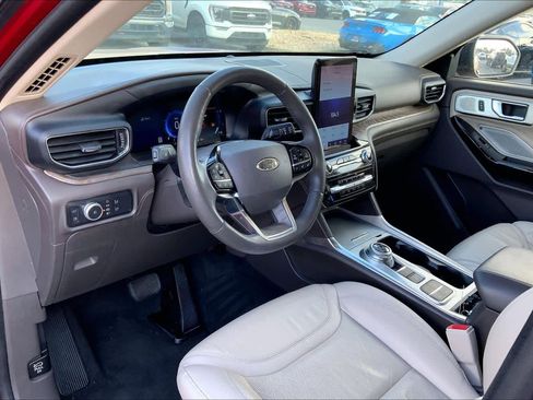 Used 2022 Ford Explorer Platinum w/ Technology Package image 17