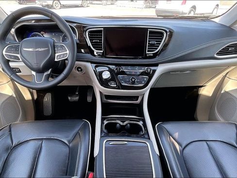 Used 2023 Chrysler Pacifica Limited image 7