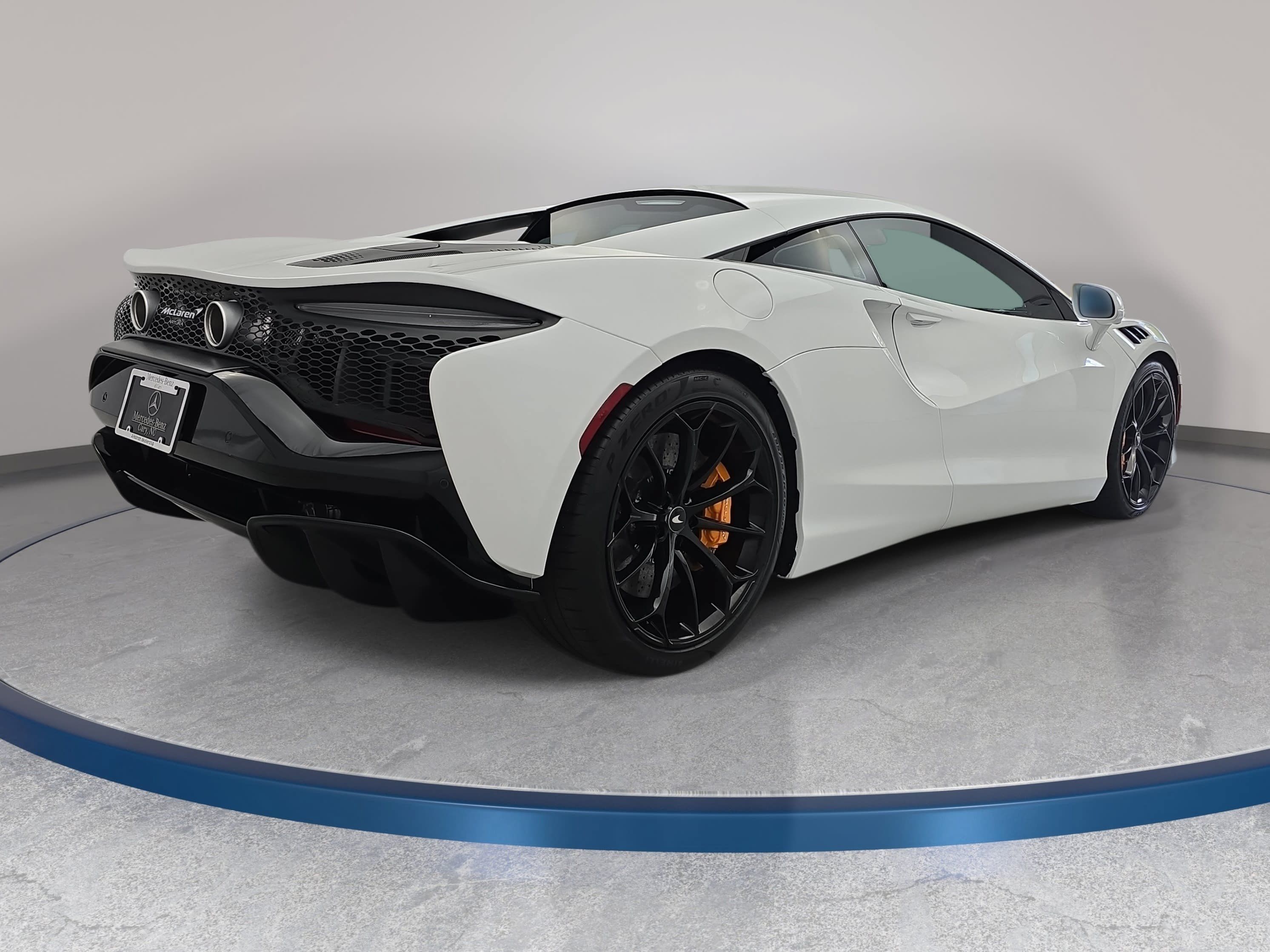 Used 2023 McLaren Artura RWD image 5