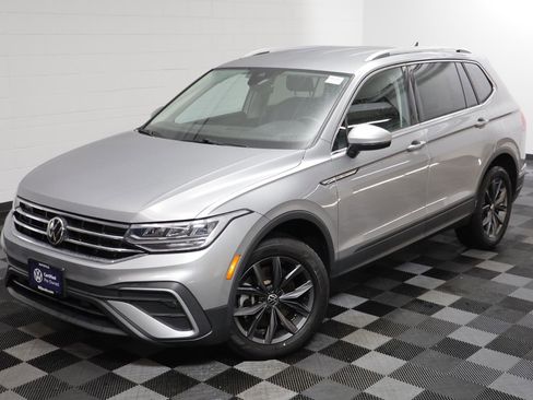 Certified 2022 Volkswagen Tiguan SE image 2