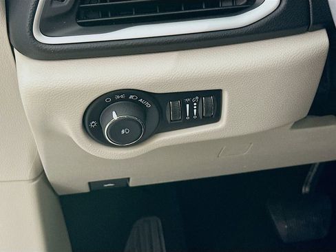 Certified 2024 Chrysler Pacifica Touring-L image 17