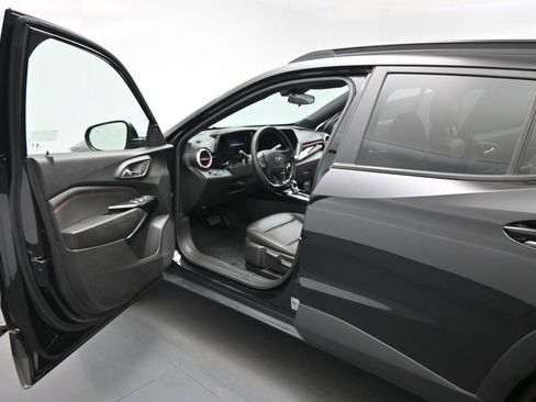 Used 2024 Chevrolet Trax RS w/ Sunroof Package FWD image 9