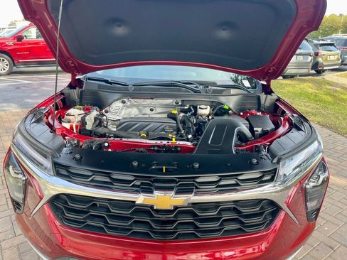 Used 2025 Chevrolet Trax LT w/ LT Convenience Package image 17