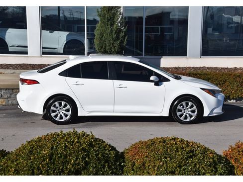 Used 2020 Toyota Corolla LE image 3