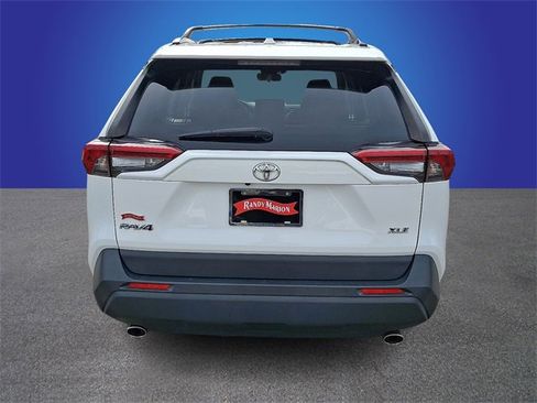 Used 2020 Toyota RAV4 XLE Premium image 6