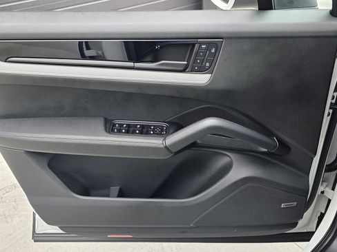 Certified 2025 Porsche Cayenne AWD/4WD image 20