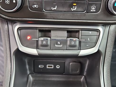 Used 2024 GMC Terrain SLE image 17