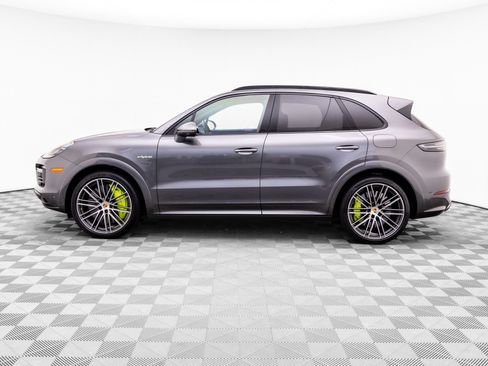 Used 2023 Porsche Cayenne Turbo S AWD/4WD image 2
