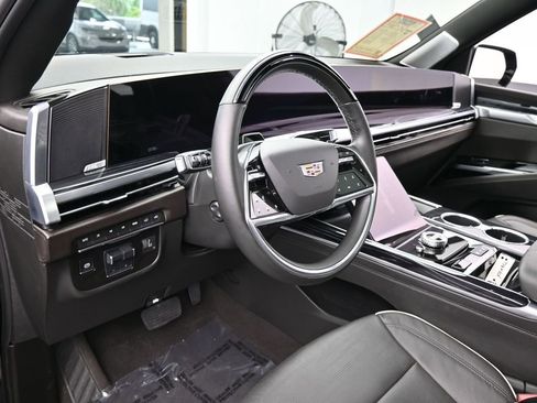 Used 2025 Cadillac Escalade ESV Sport w/ Touring Package image 10