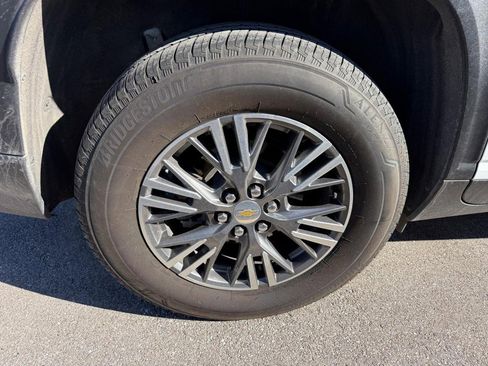 Used 2025 Chevrolet Traverse LT image 5