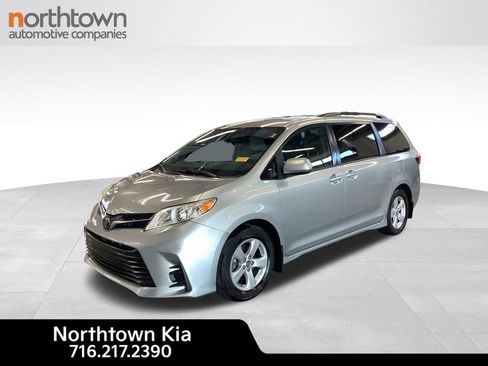 Used 2019 Toyota Sienna LE FWD image 1