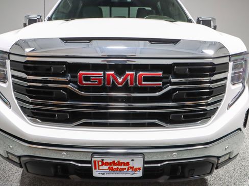 Used 2024 GMC Sierra 1500 SLT AWD/4WD image 4