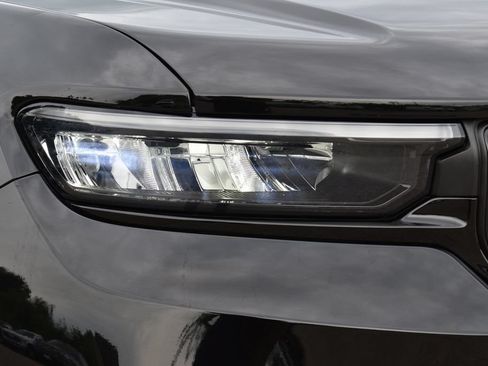 Used 2023 Jeep Grand Cherokee Laredo AWD/4WD image 4
