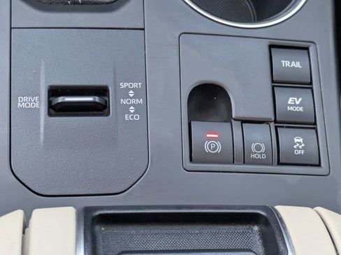 Used 2023 Toyota Highlander XLE image 16