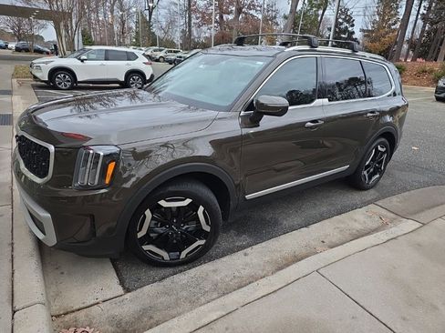 Used 2024 Kia Telluride EX w/ EX Captain's Chair Package image 2