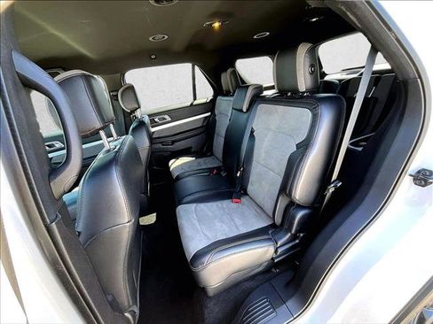 Used 2017 Ford Explorer XLT w/ Equipment Group 202A AWD/4WD image 25