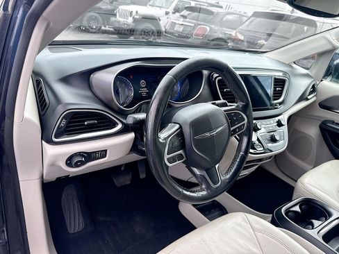 Used 2020 Chrysler Pacifica Touring-L w/ Advanced Safetytec Group FWD image 10