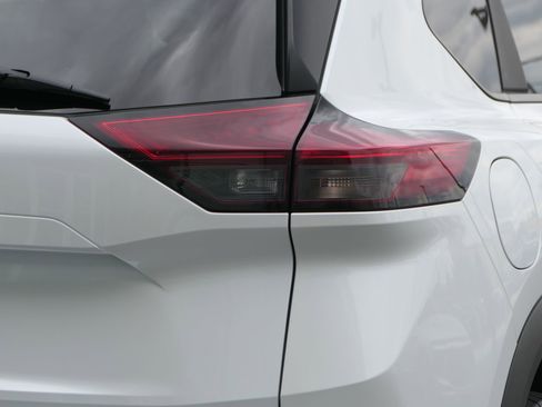 Used 2025 Nissan Rogue SV FWD image 4