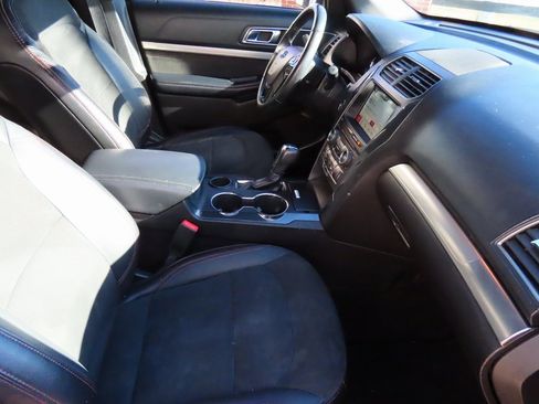 Used 2018 Ford Explorer XLT w/ Equipment Group 202A image 12