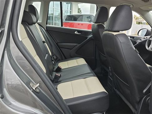 Used 2016 Volkswagen Tiguan S image 16