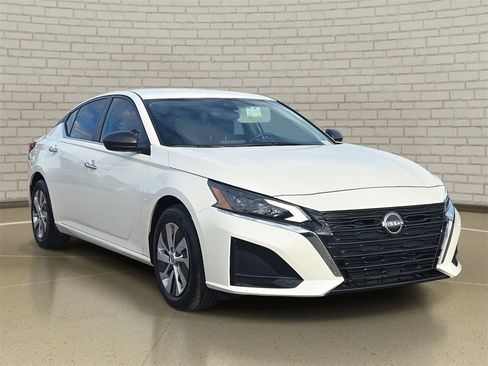 Used 2025 Nissan Altima 2.5 S image 3