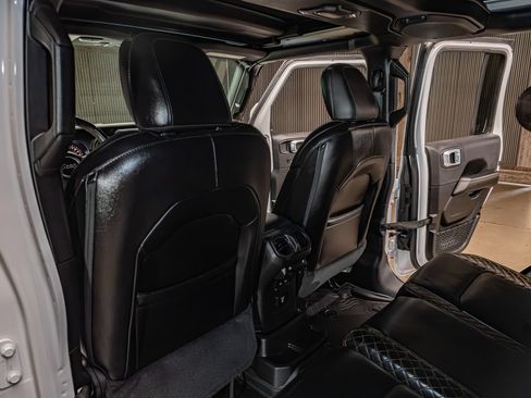 Used 2022 Jeep Wrangler Unlimited Sahara AWD/4WD image 21