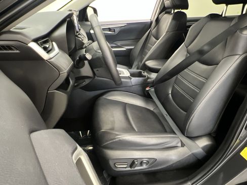 Used 2022 Toyota RAV4 XLE Premium image 11