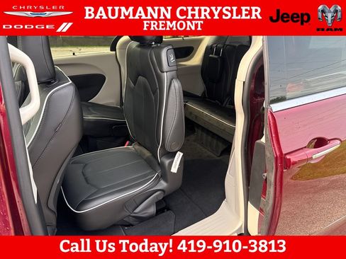 Used 2022 Chrysler Pacifica Limited AWD/4WD image 23