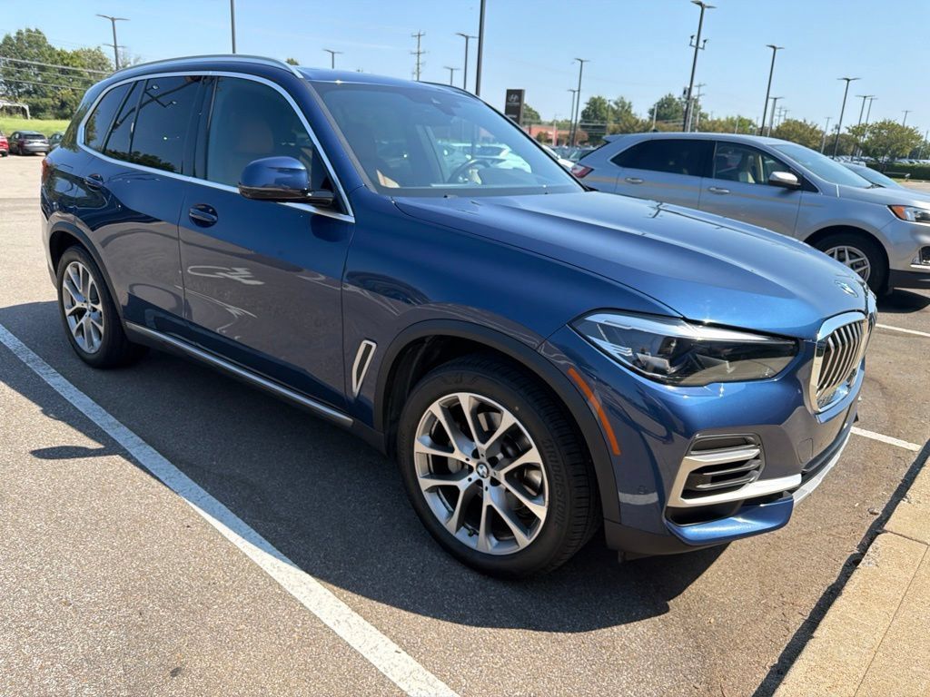 Used 2022 BMW X5 sDrive40i w/ Premium Package RWD image 2