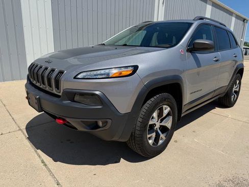 Used 2017 Jeep Cherokee Trailhawk w/ Comfort/Convenience Group AWD/4WD image 2