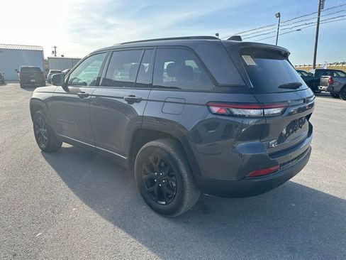 Used 2025 Jeep Grand Cherokee Altitude RWD image 10