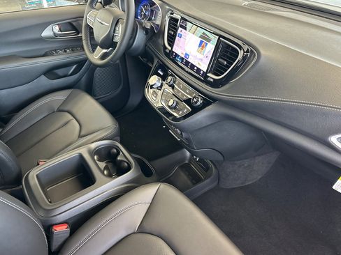 New 2025 Chrysler Pacifica Select image 14